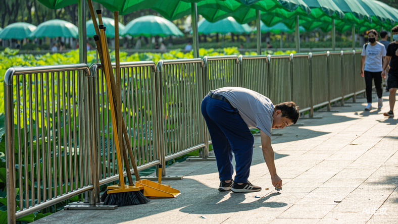 景区“宠”游客,委屈只能员工自己吞?